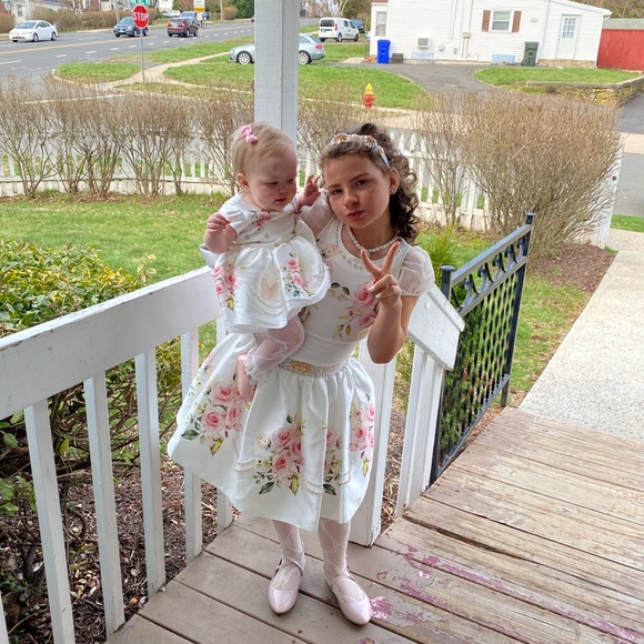 Sisters matching war for one hour - Picture 6 of 6